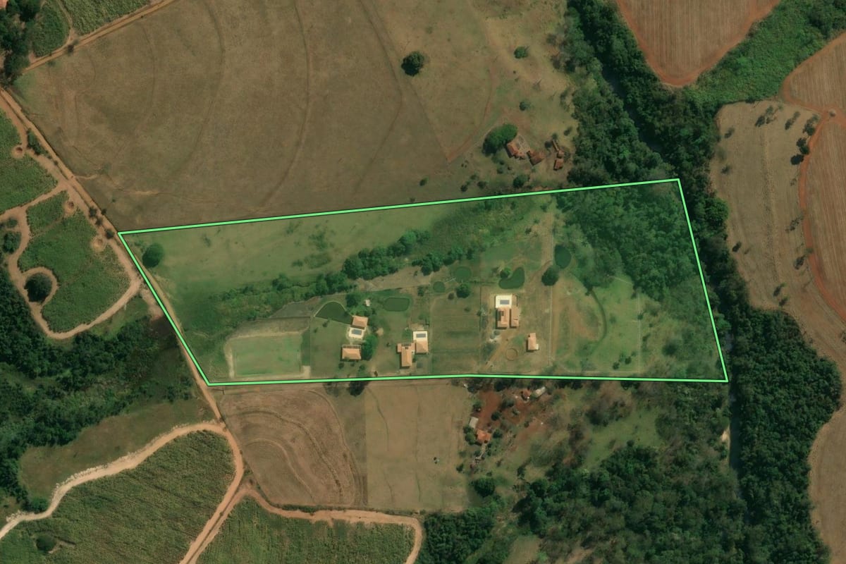 Imagem de satélite do imóvel rural em Cajuru (SP), com o contorno declarado no CAR desenhado por cima.