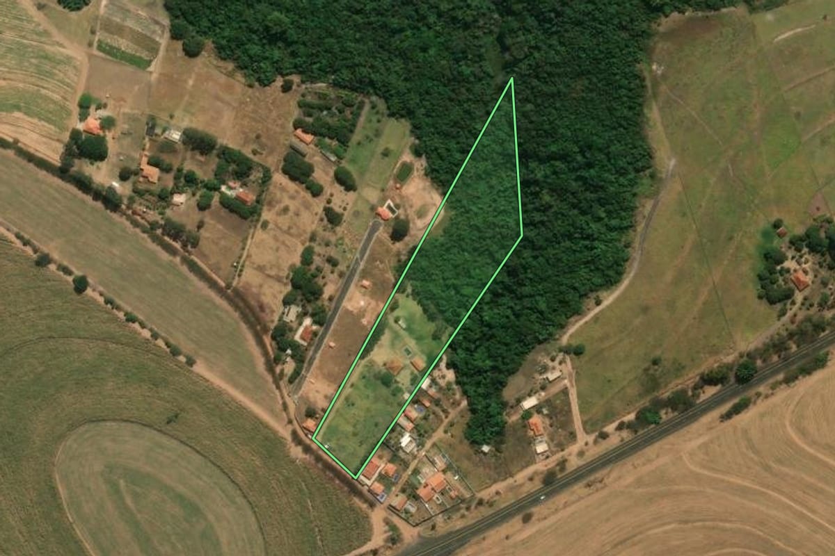 Imagem de satélite do imóvel rural em Cajuru (SP), com o contorno declarado no CAR desenhado por cima.