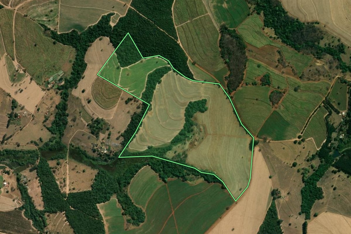 Imagem de satélite do imóvel rural em Cajuru (SP), com o contorno declarado no CAR desenhado por cima.