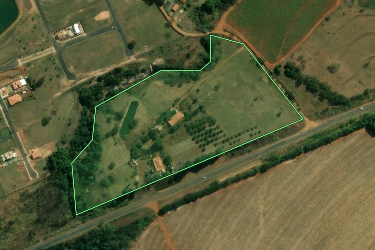 Imagem de satélite do imóvel rural em Cajuru (SP), com o contorno declarado no CAR desenhado por cima.