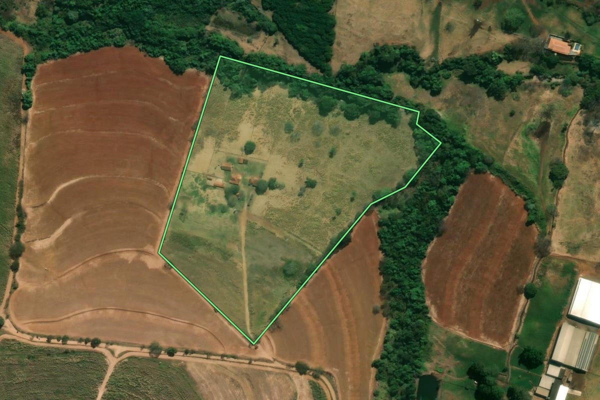 Imagem de satélite do imóvel rural em Cajuru (SP), com o contorno declarado no CAR desenhado por cima.