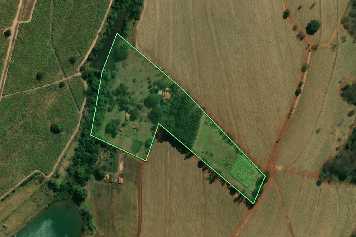 Imagem de satélite do imóvel rural em Cajuru (SP), com o contorno declarado no CAR desenhado por cima.