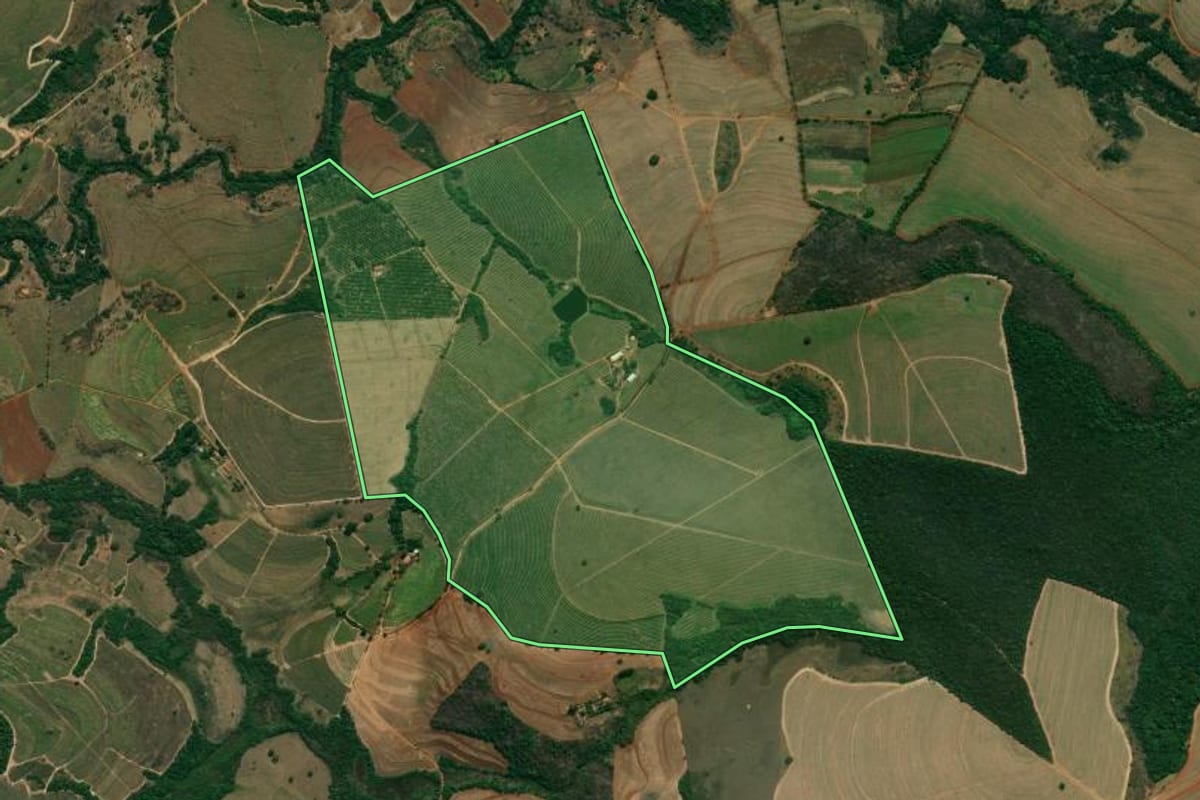 Imagem de satélite do imóvel rural em Cajuru (SP), com o contorno declarado no CAR desenhado por cima.