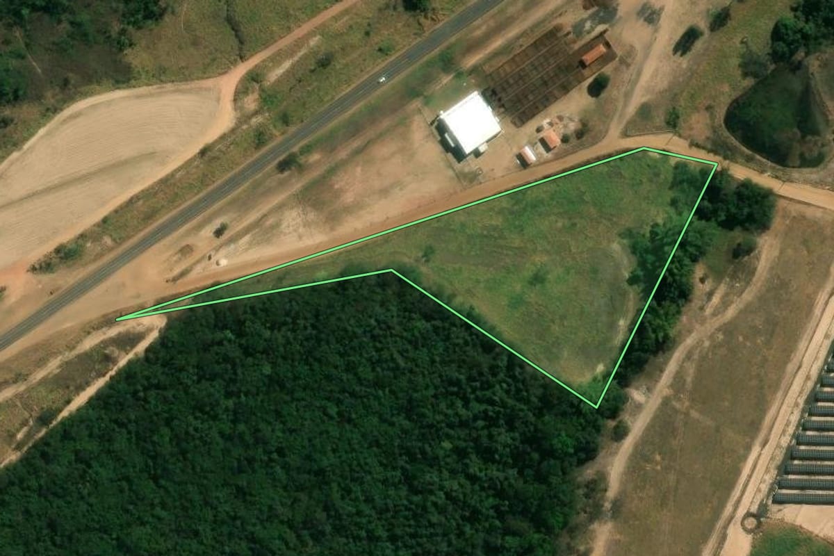 Imagem de satélite do imóvel rural em Cajuru (SP), com o contorno declarado no CAR desenhado por cima.