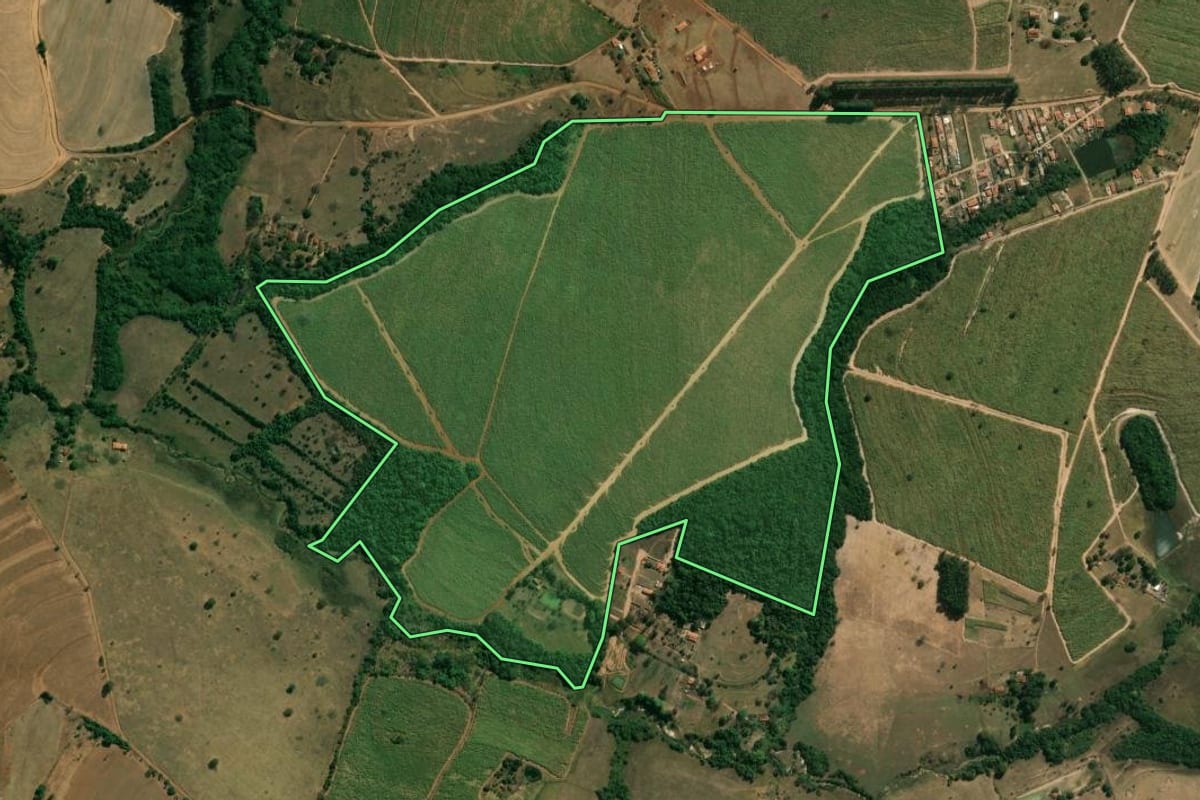 Imagem de satélite do imóvel rural em Cajuru (SP), com o contorno declarado no CAR desenhado por cima.