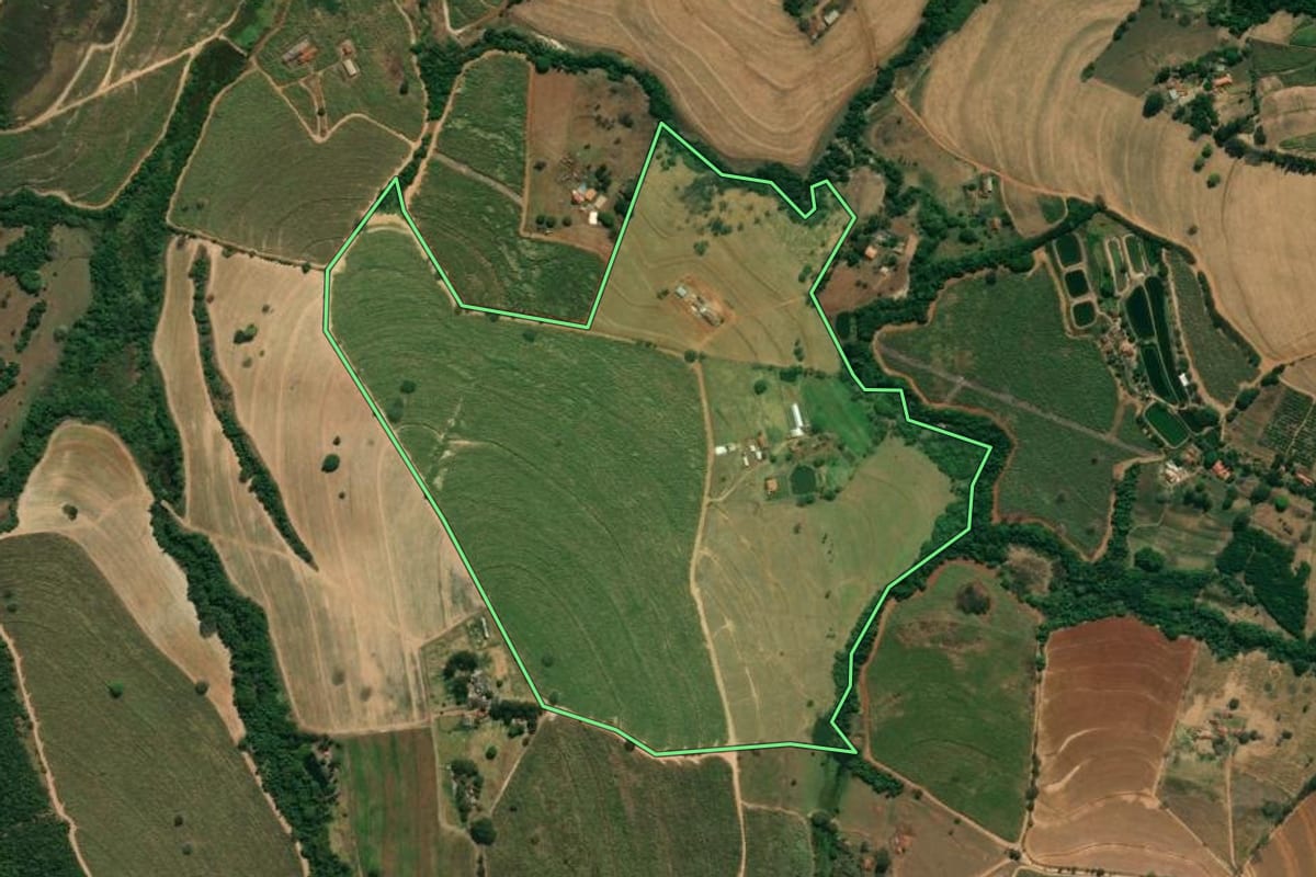 Imagem de satélite do imóvel rural em Cajuru (SP), com o contorno declarado no CAR desenhado por cima.