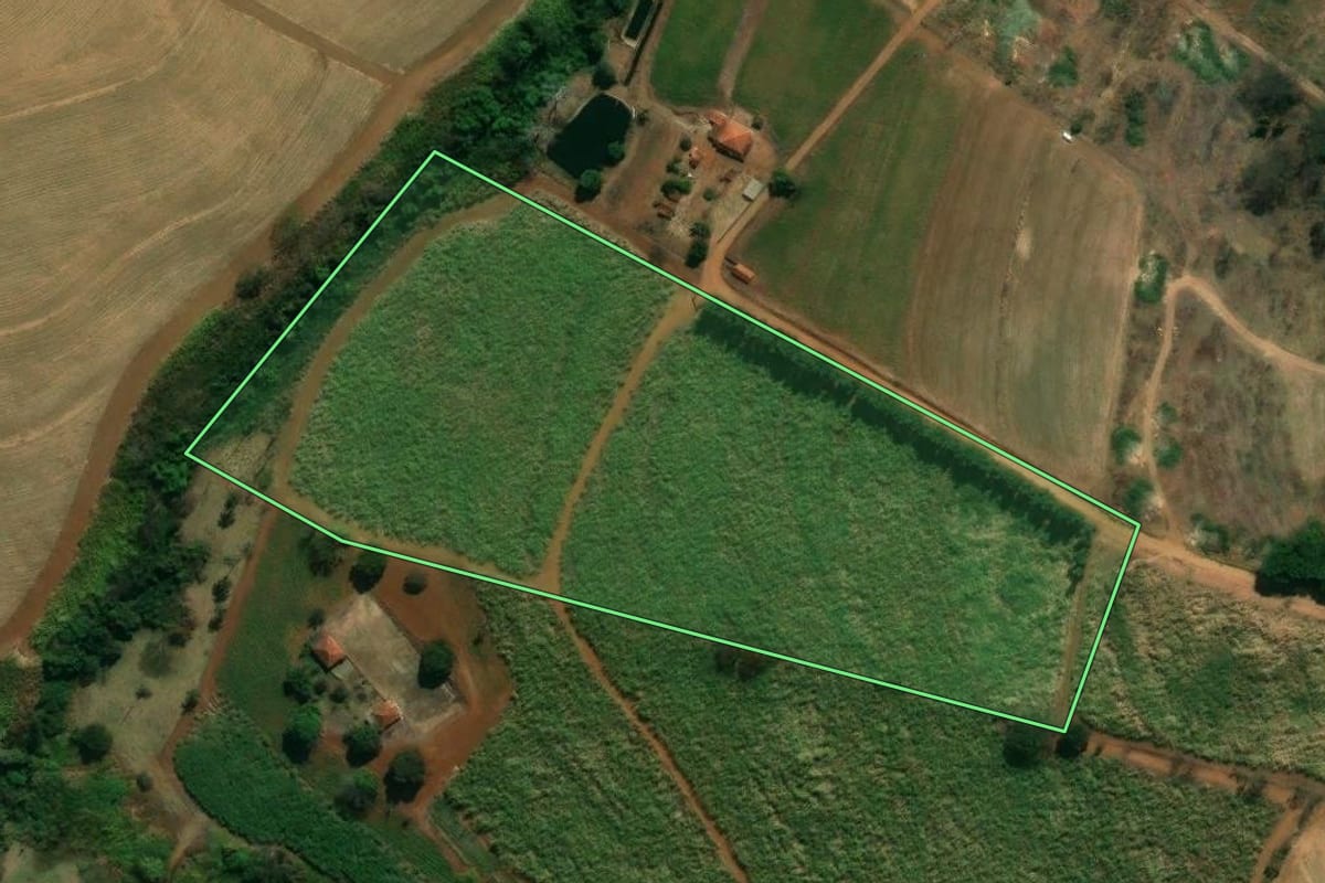 Imagem de satélite do imóvel rural em Cajuru (SP), com o contorno declarado no CAR desenhado por cima.