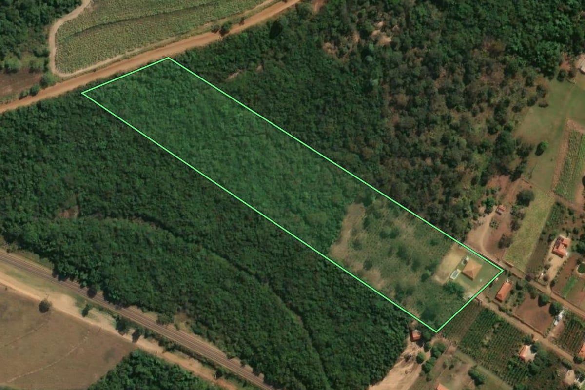Imagem de satélite do imóvel rural em Cajuru (SP), com o contorno declarado no CAR desenhado por cima.