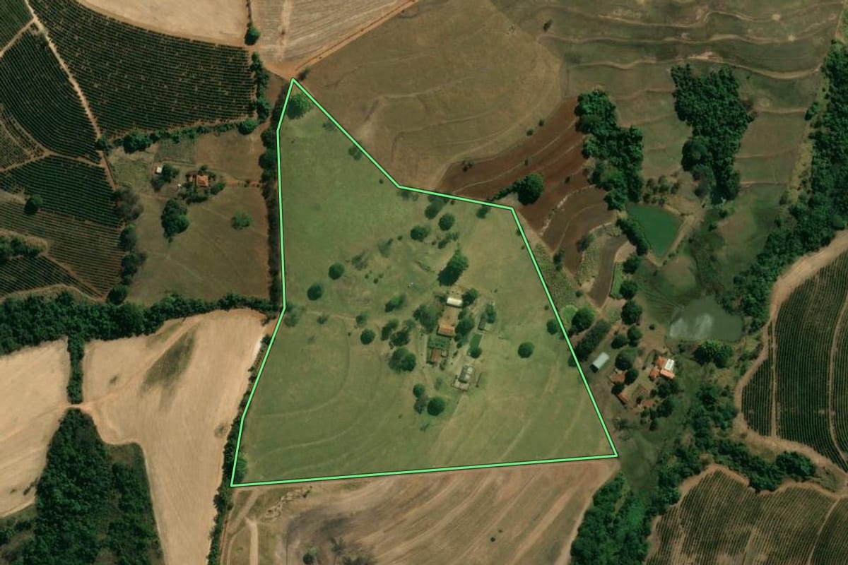 Imagem de satélite do imóvel rural em Cajuru (SP), com o contorno declarado no CAR desenhado por cima.