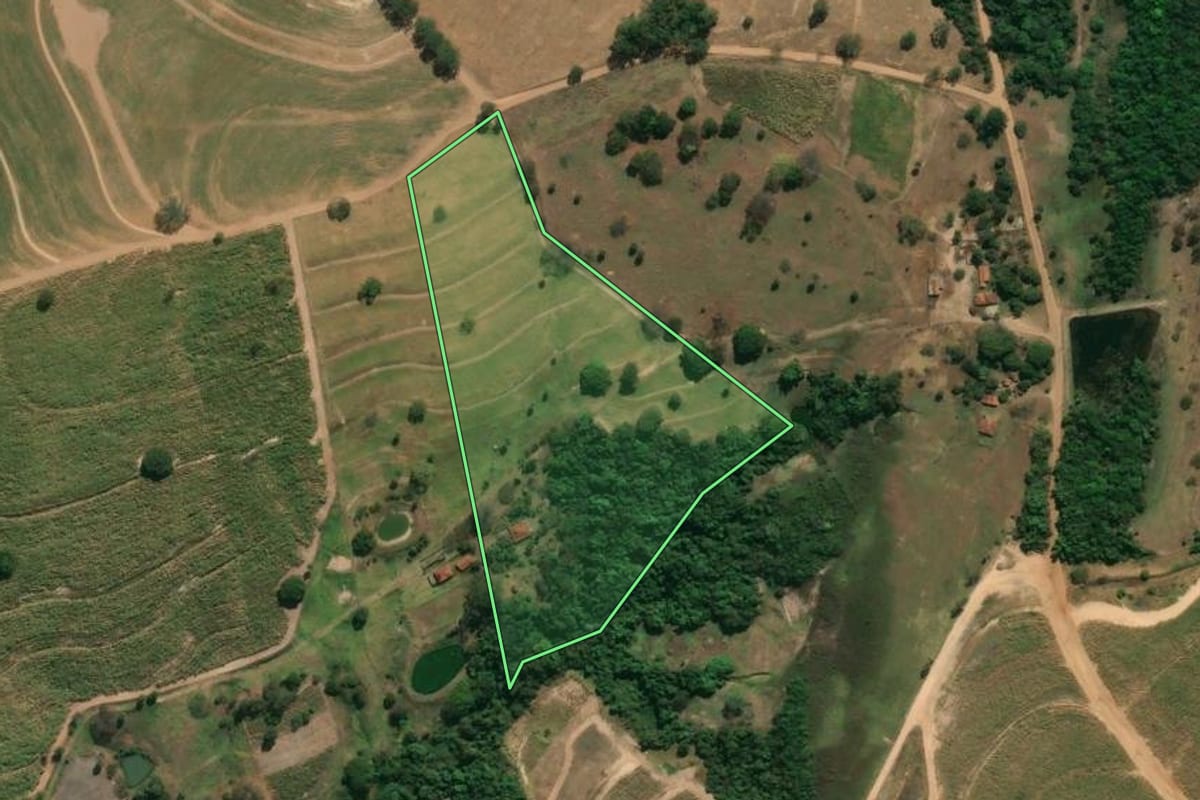 Imagem de satélite do imóvel rural em Cajuru (SP), com o contorno declarado no CAR desenhado por cima.