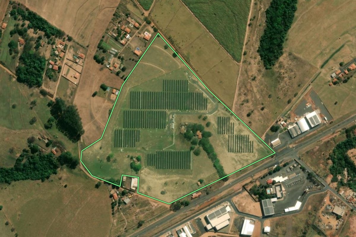Imagem de satélite do imóvel rural em Cajuru (SP), com o contorno declarado no CAR desenhado por cima.