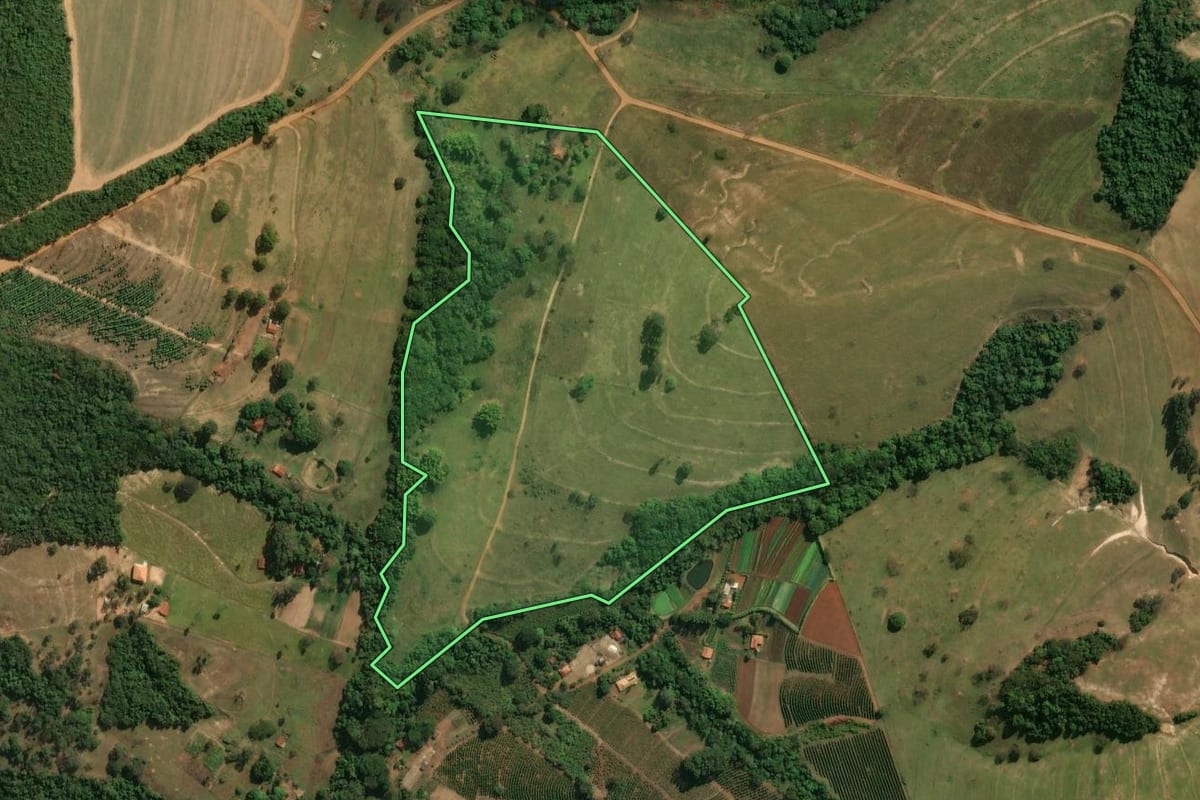 Imagem de satélite do imóvel rural em Cajuru (SP), com o contorno declarado no CAR desenhado por cima.