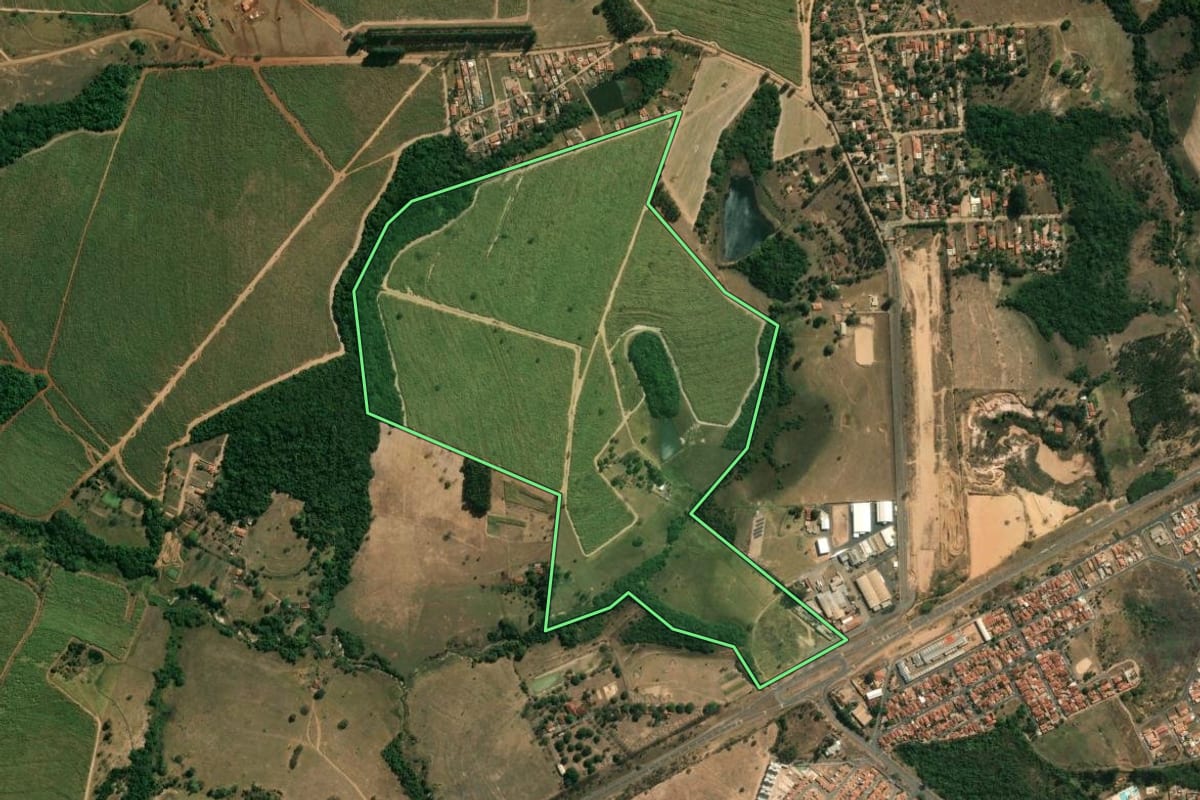 Imagem de satélite do imóvel rural em Cajuru (SP), com o contorno declarado no CAR desenhado por cima.