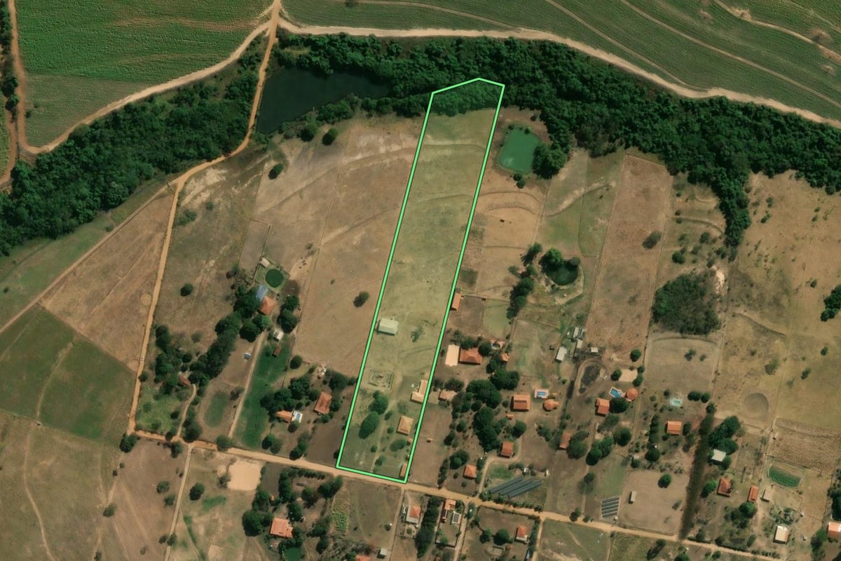 Imagem de satélite do imóvel rural em Cajuru (SP), com o contorno declarado no CAR desenhado por cima.
