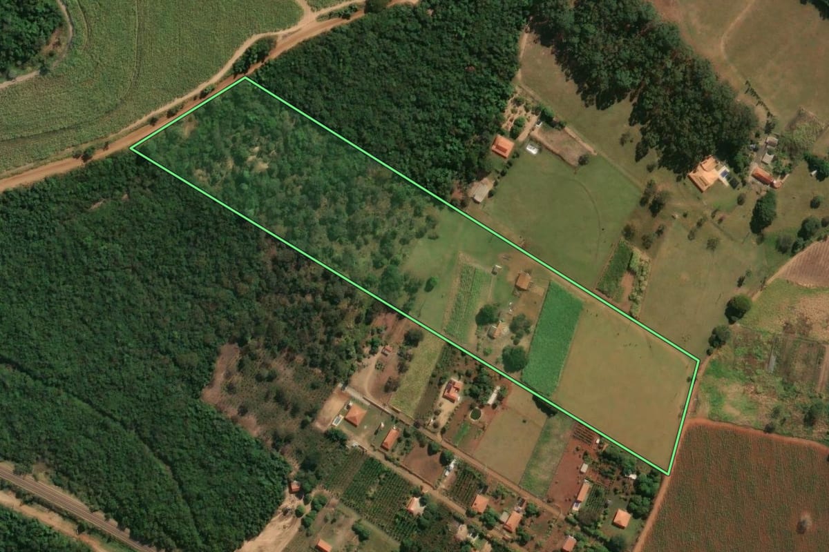 Imagem de satélite do imóvel rural em Cajuru (SP), com o contorno declarado no CAR desenhado por cima.
