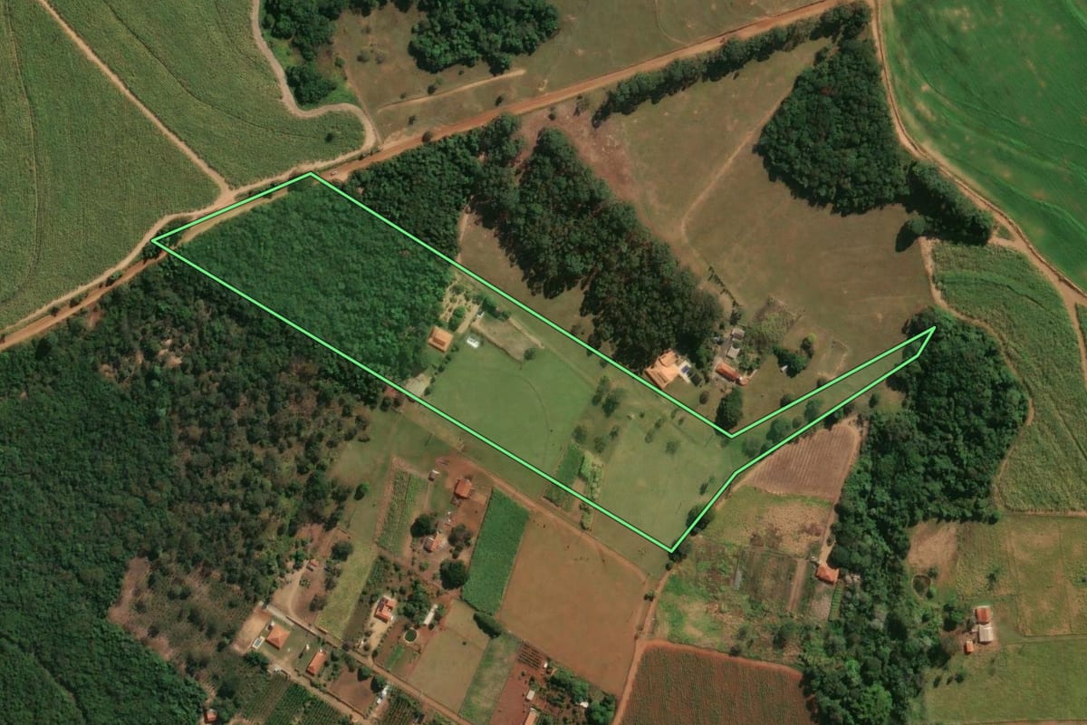 Imagem de satélite do imóvel rural em Cajuru (SP), com o contorno declarado no CAR desenhado por cima.
