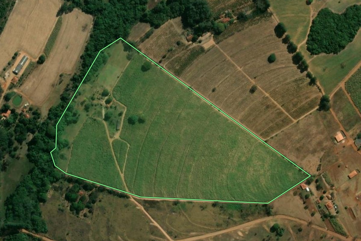 Imagem de satélite do imóvel rural em Cajuru (SP), com o contorno declarado no CAR desenhado por cima.
