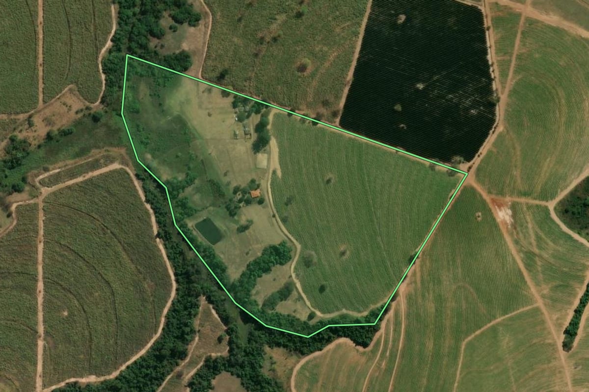 Imagem de satélite do imóvel rural em Cajuru (SP), com o contorno declarado no CAR desenhado por cima.