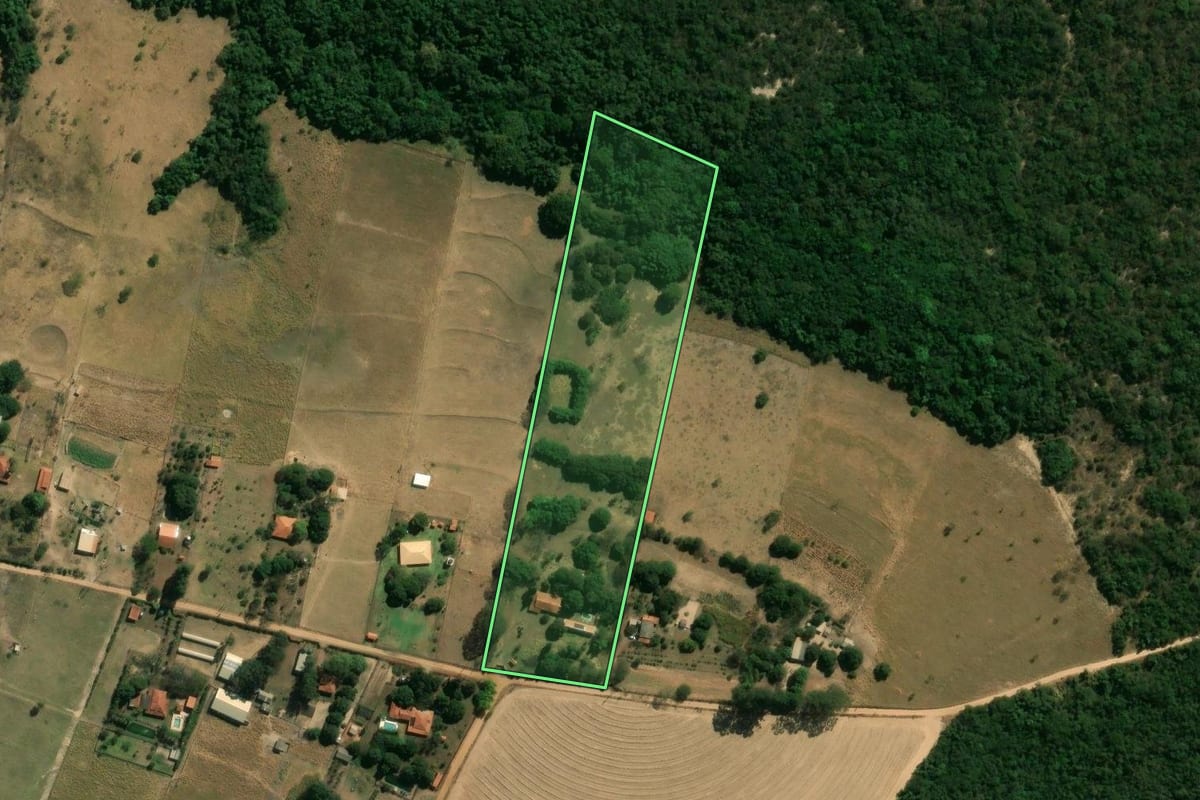 Imagem de satélite do imóvel rural em Cajuru (SP), com o contorno declarado no CAR desenhado por cima.
