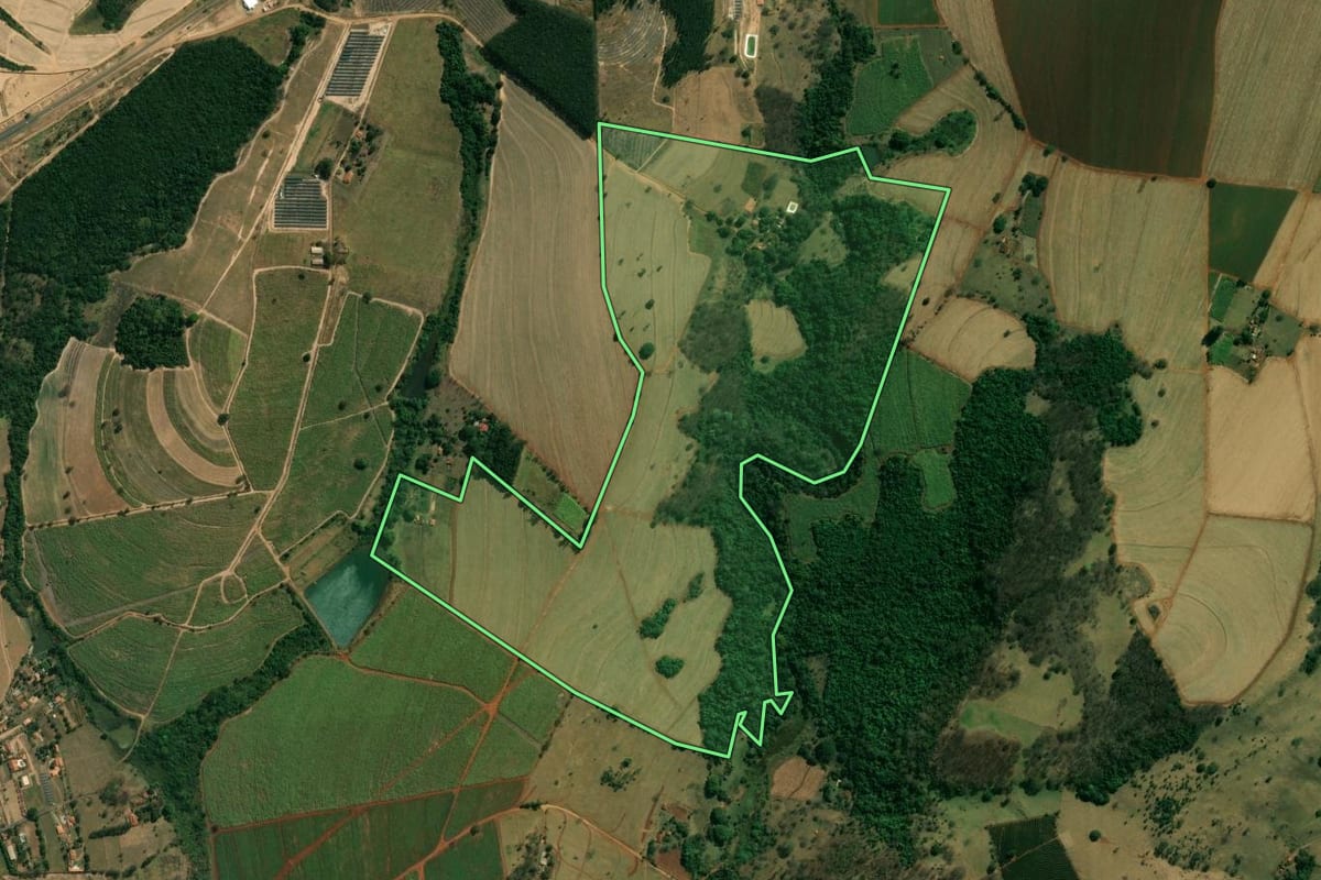 Imagem de satélite do imóvel rural em Cajuru (SP), com o contorno declarado no CAR desenhado por cima.