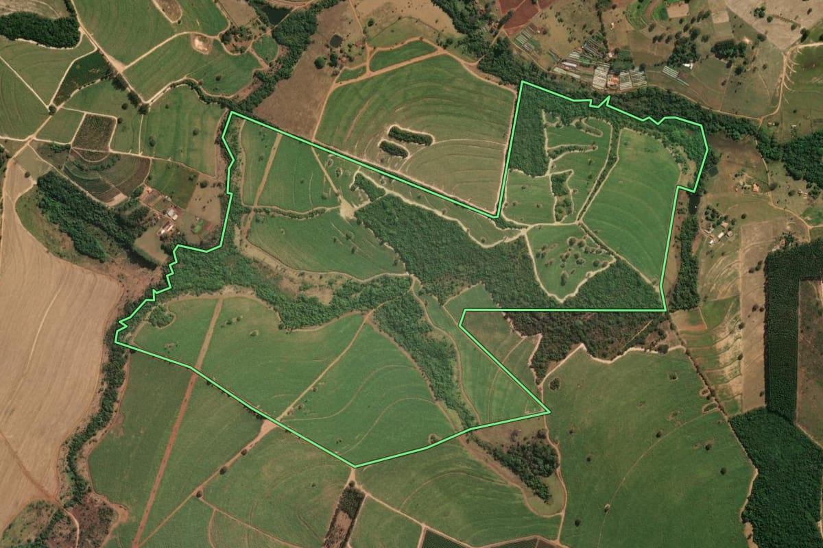 Imagem de satélite do imóvel rural em Cajuru (SP), com o contorno declarado no CAR desenhado por cima.