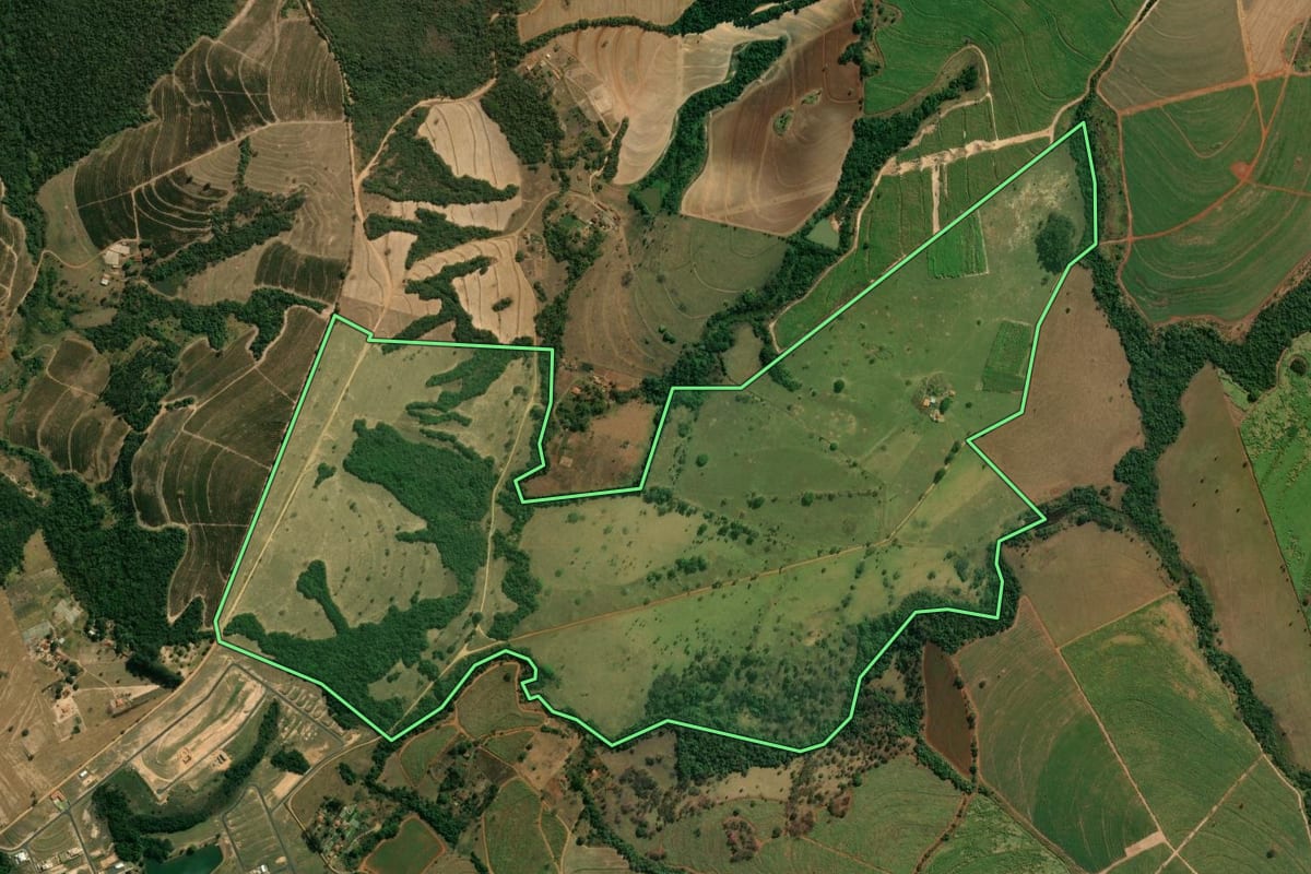 Imagem de satélite do imóvel rural em Cajuru (SP), com o contorno declarado no CAR desenhado por cima.