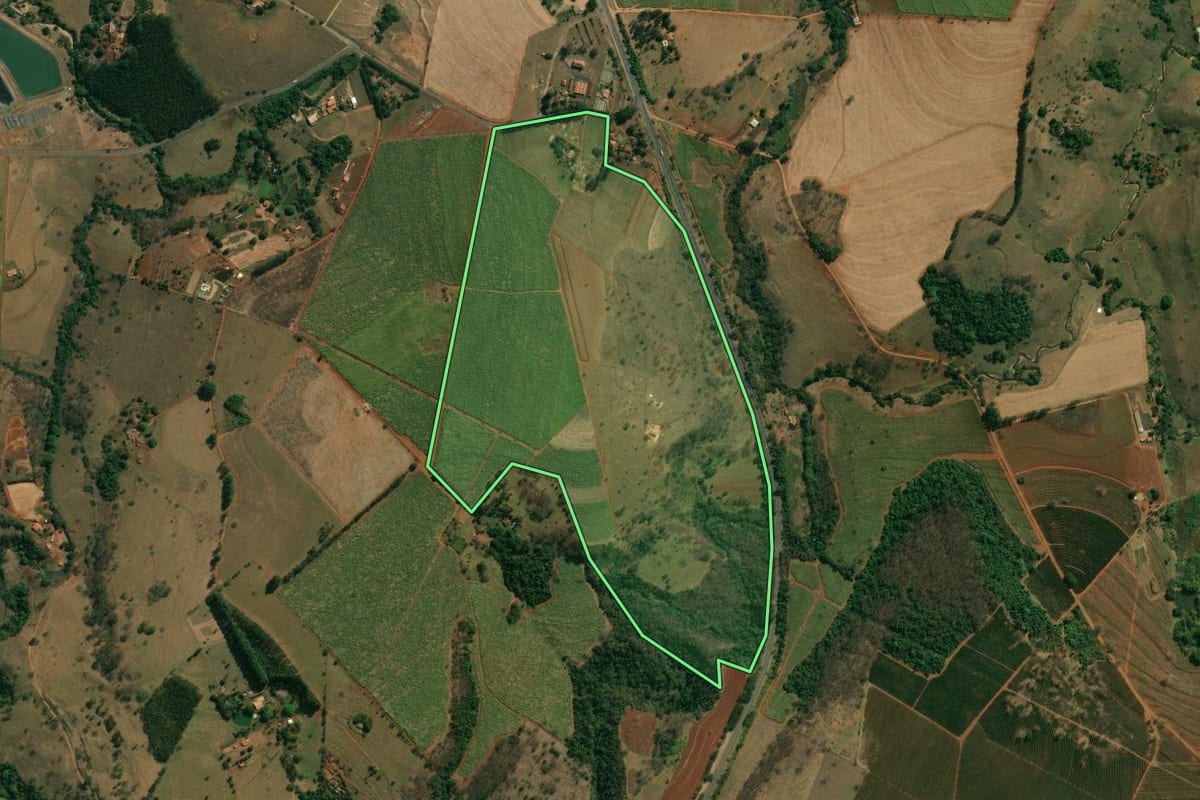 Imagem de satélite do imóvel rural em Cajuru (SP), com o contorno declarado no CAR desenhado por cima.