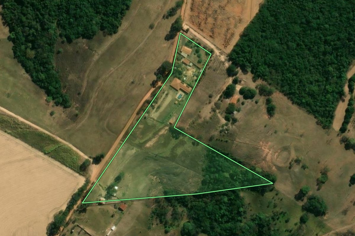 Imagem de satélite do imóvel rural em Cajuru (SP), com o contorno declarado no CAR desenhado por cima.