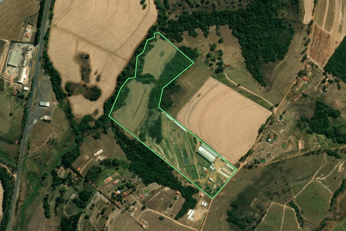 Imagem de satélite do imóvel rural em Cajuru (SP), com o contorno declarado no CAR desenhado por cima.