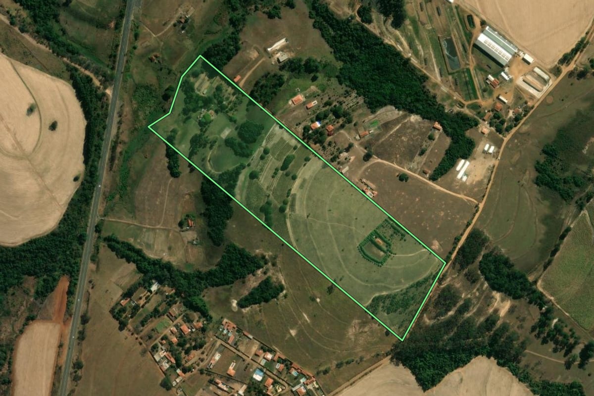 Imagem de satélite do imóvel rural em Cajuru (SP), com o contorno declarado no CAR desenhado por cima.