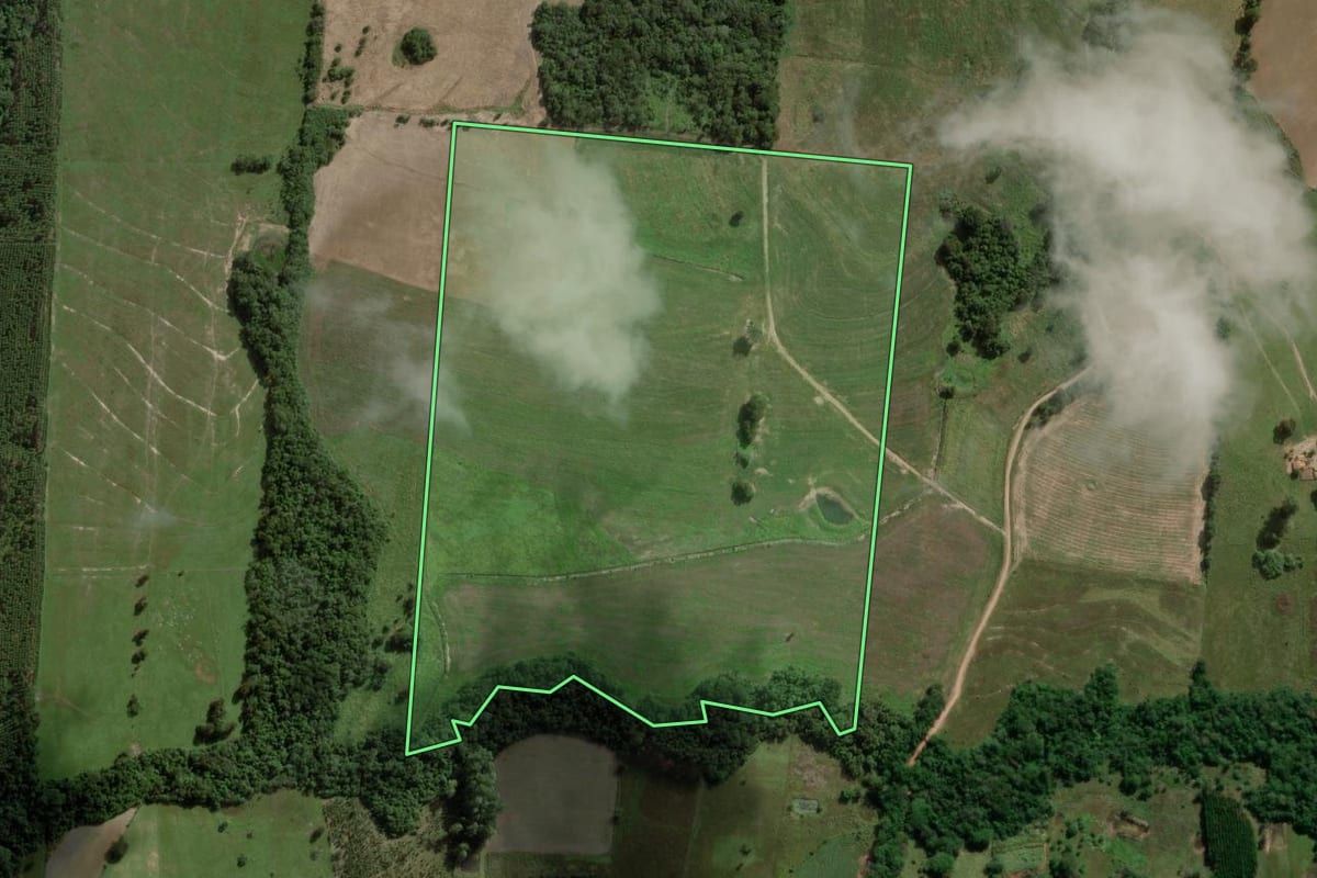 Imagem de satélite do imóvel rural em Campina do Monte Alegre (SP), com o contorno declarado no CAR desenhado por cima.