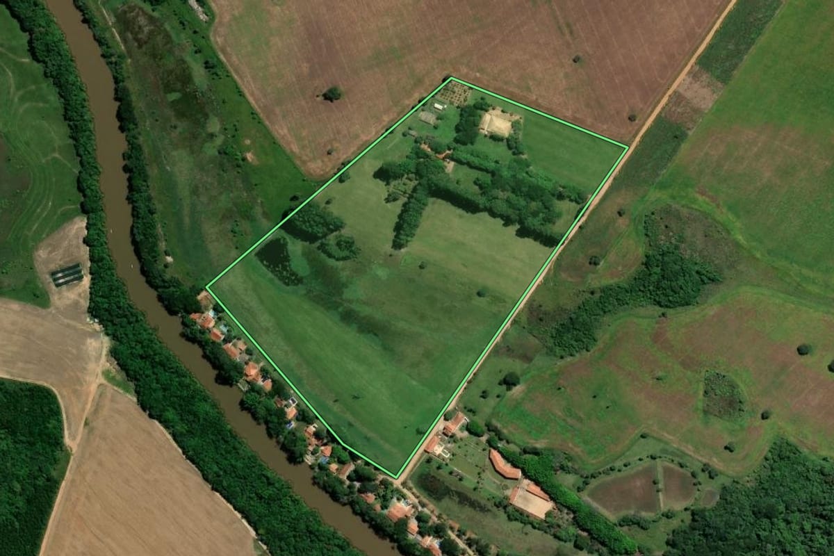 Imagem de satélite do imóvel rural em Campina do Monte Alegre (SP), com o contorno declarado no CAR desenhado por cima.