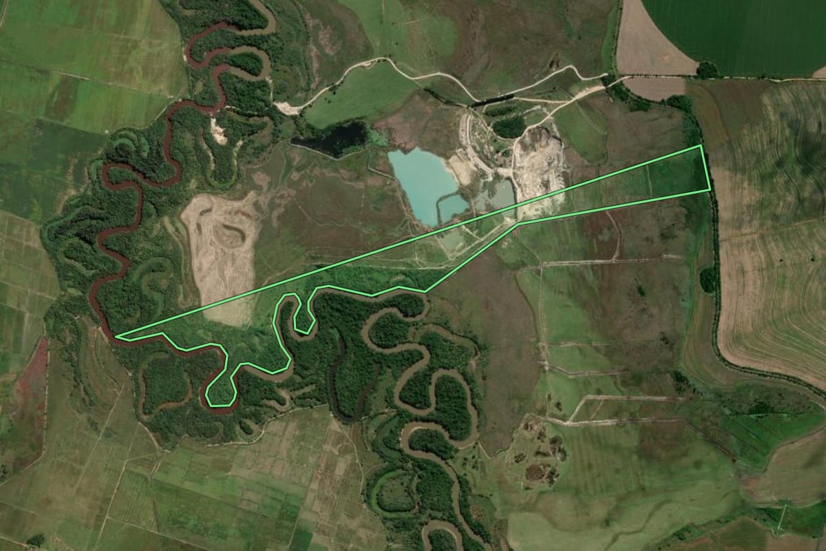 Imagem de satélite do imóvel rural em Campina do Monte Alegre (SP), com o contorno declarado no CAR desenhado por cima.