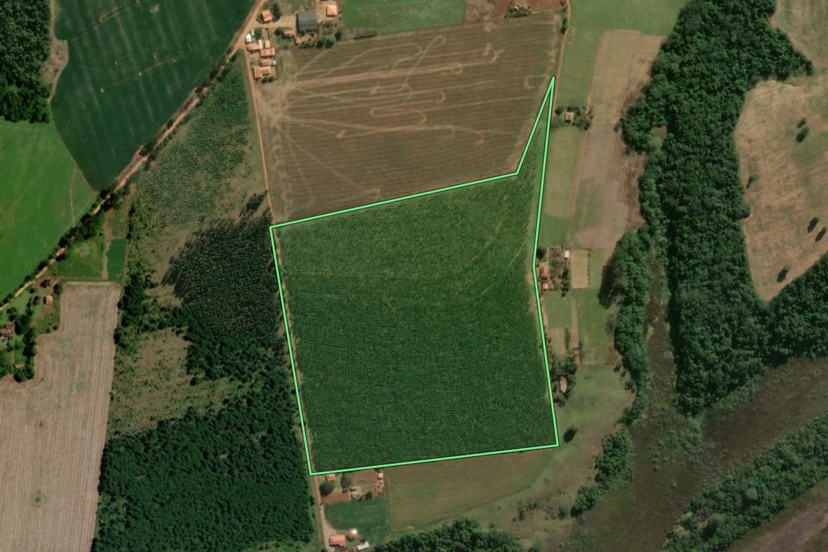 Imagem de satélite do imóvel rural em Campina do Monte Alegre (SP), com o contorno declarado no CAR desenhado por cima.