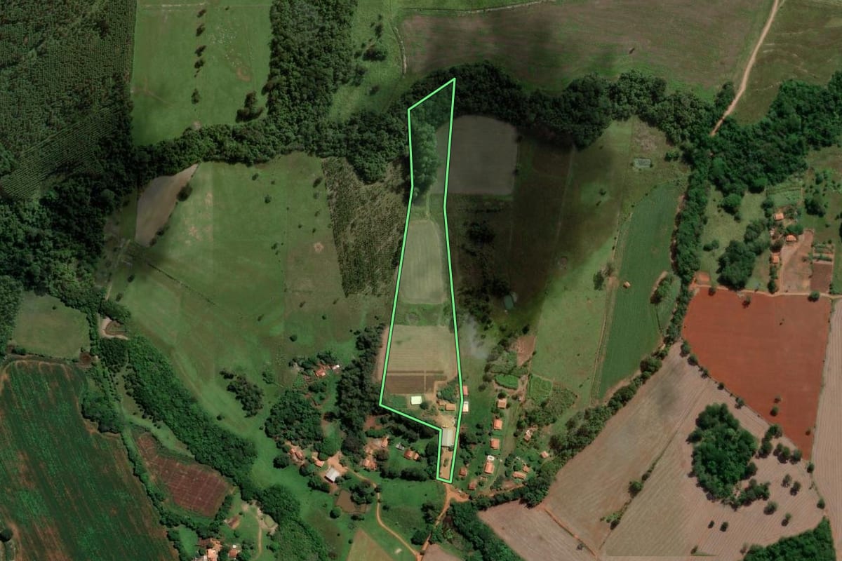Imagem de satélite do imóvel rural em Campina do Monte Alegre (SP), com o contorno declarado no CAR desenhado por cima.