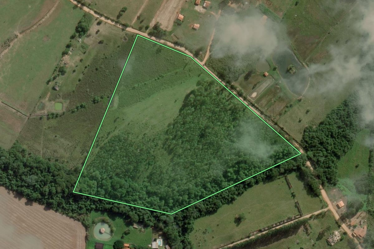 Imagem de satélite do imóvel rural em Campina do Monte Alegre (SP), com o contorno declarado no CAR desenhado por cima.