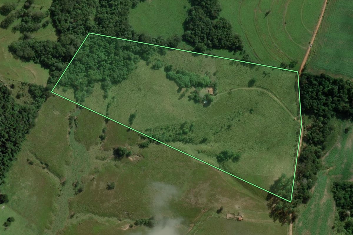 Imagem de satélite do imóvel rural em Campina do Monte Alegre (SP), com o contorno declarado no CAR desenhado por cima.