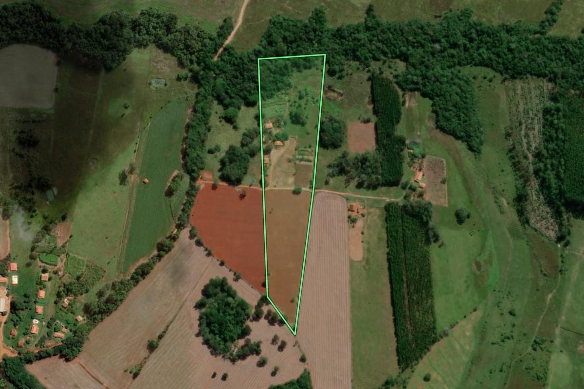 Imagem de satélite do imóvel rural em Campina do Monte Alegre (SP), com o contorno declarado no CAR desenhado por cima.