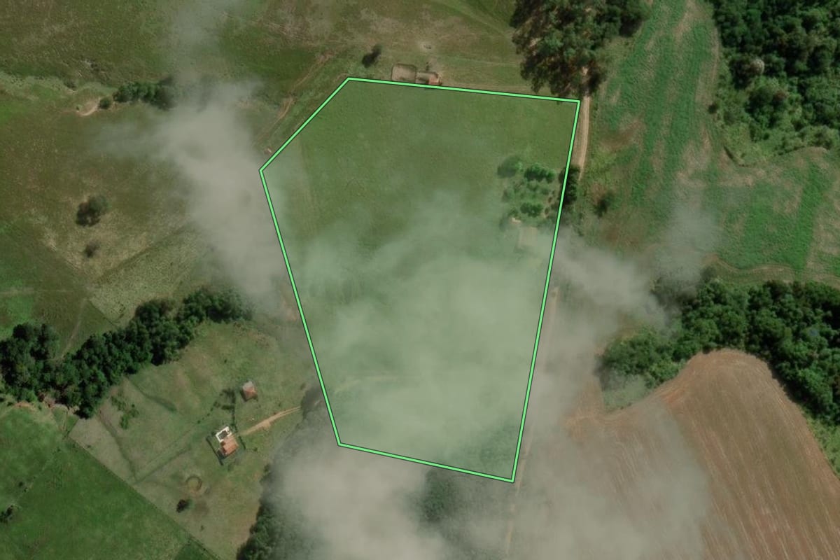 Imagem de satélite do imóvel rural em Campina do Monte Alegre (SP), com o contorno declarado no CAR desenhado por cima.