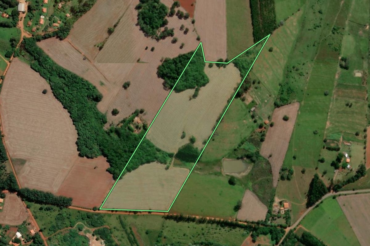 Imagem de satélite do imóvel rural em Campina do Monte Alegre (SP), com o contorno declarado no CAR desenhado por cima.