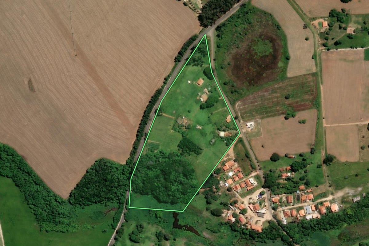 Imagem de satélite do imóvel rural em Campina do Monte Alegre (SP), com o contorno declarado no CAR desenhado por cima.
