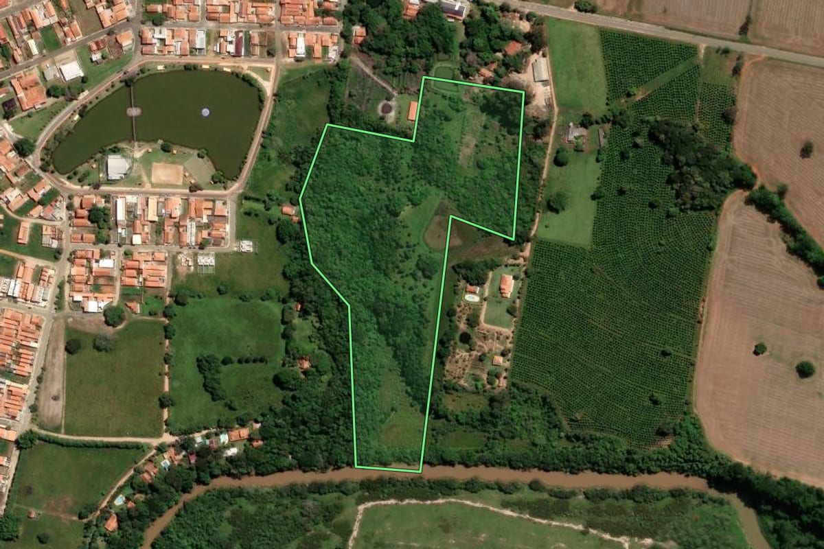 Imagem de satélite do imóvel rural em Campina do Monte Alegre (SP), com o contorno declarado no CAR desenhado por cima.
