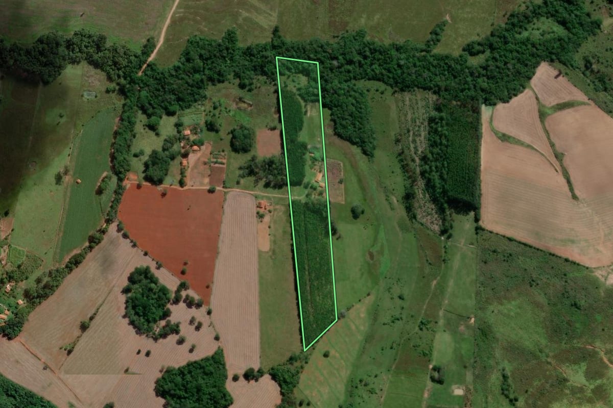 Imagem de satélite do imóvel rural em Campina do Monte Alegre (SP), com o contorno declarado no CAR desenhado por cima.