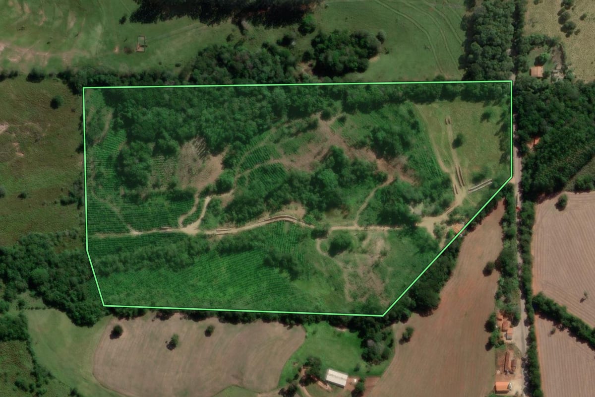 Imagem de satélite do imóvel rural em Campina do Monte Alegre (SP), com o contorno declarado no CAR desenhado por cima.