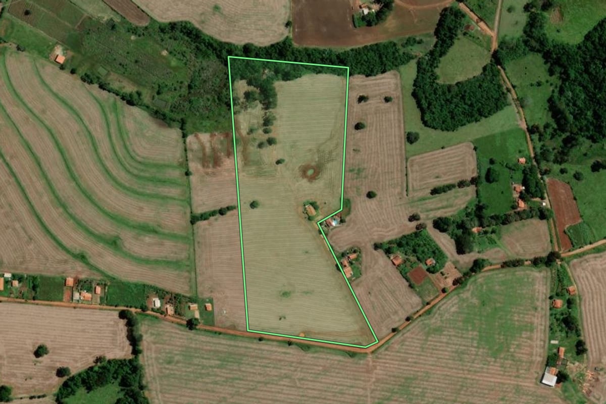 Imagem de satélite do imóvel rural em Campina do Monte Alegre (SP), com o contorno declarado no CAR desenhado por cima.