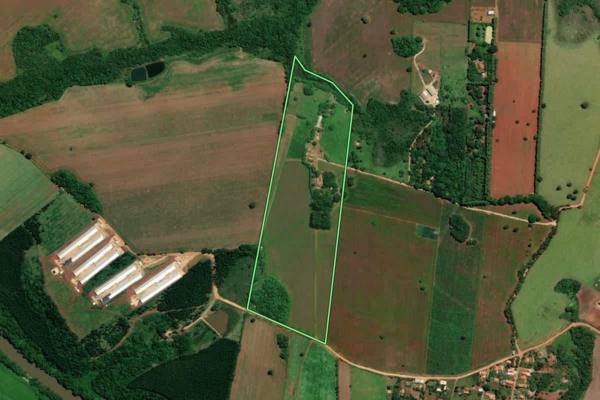 Imagem de satélite do imóvel rural em Campina do Monte Alegre (SP), com o contorno declarado no CAR desenhado por cima.