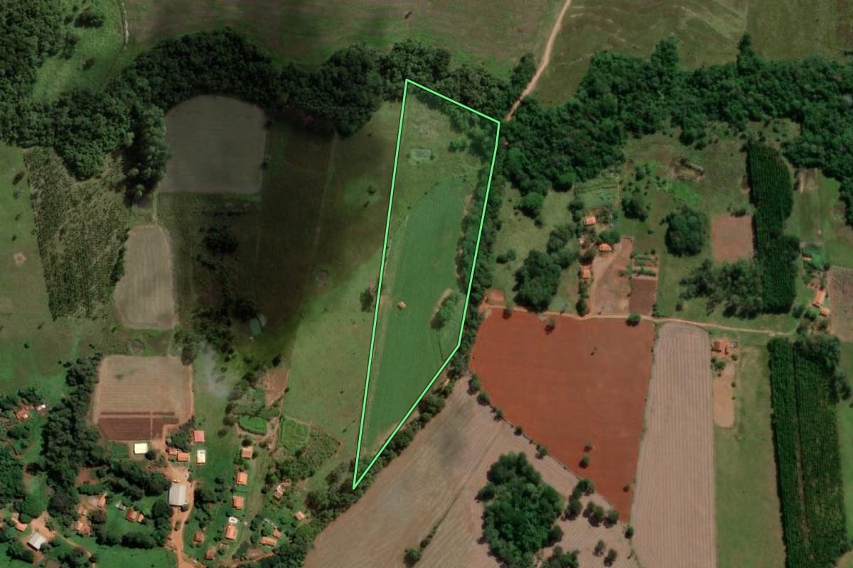 Imagem de satélite do imóvel rural em Campina do Monte Alegre (SP), com o contorno declarado no CAR desenhado por cima.