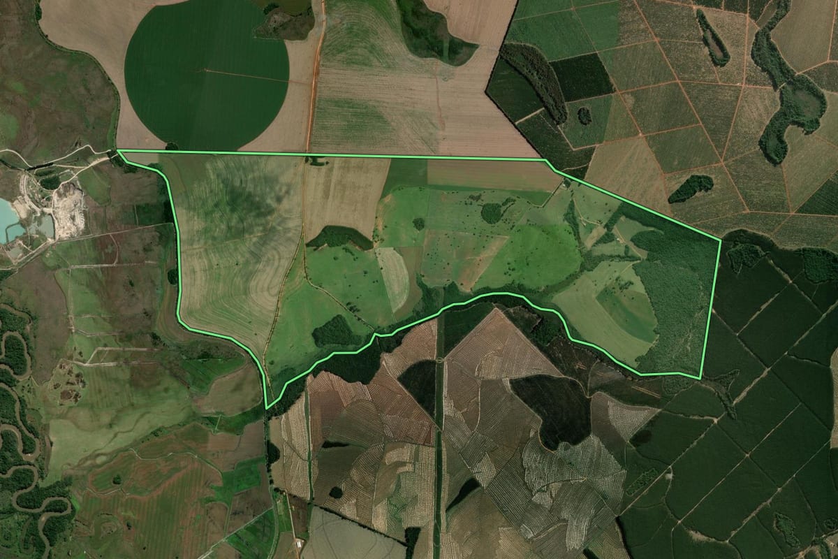 Imagem de satélite do imóvel rural em Campina do Monte Alegre (SP), com o contorno declarado no CAR desenhado por cima.