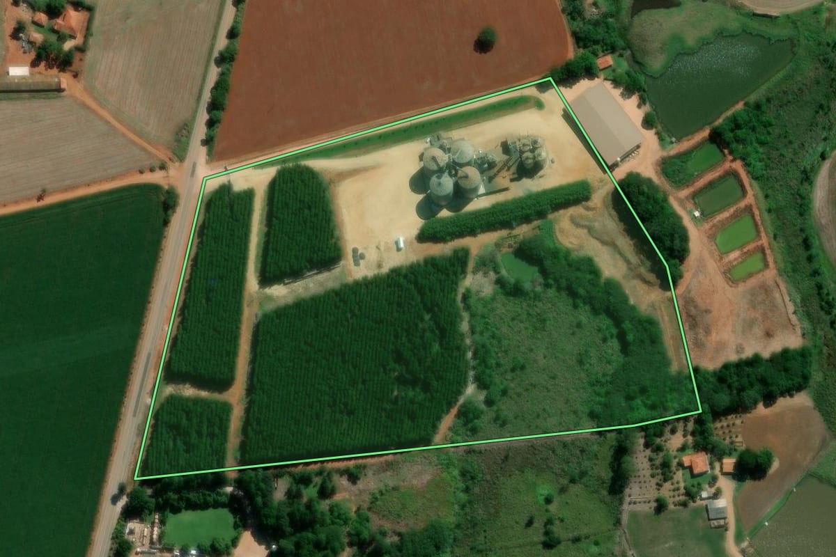 Imagem de satélite do imóvel rural em Campina do Monte Alegre (SP), com o contorno declarado no CAR desenhado por cima.