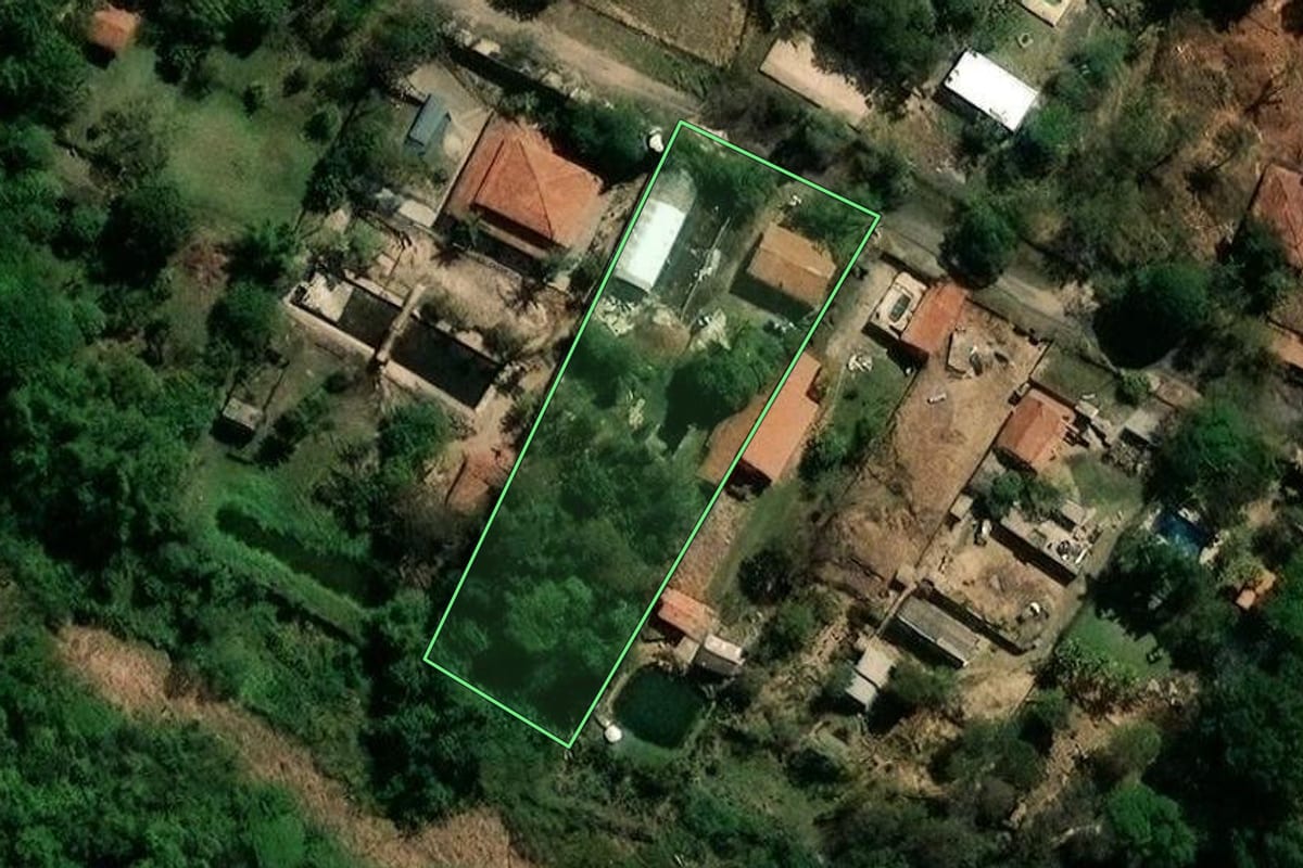 Imagem de satélite do imóvel rural em Campinas (SP), com o contorno declarado no CAR desenhado por cima.